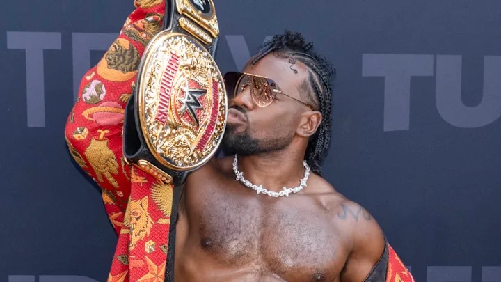 Xavier Woods Re-signs with WWE